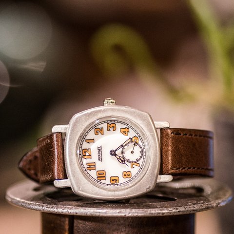 ヴィンテージ感の強い雰囲気のある腕時計(Miles Medium/在庫品）