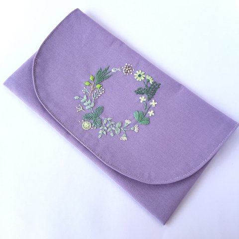 花の刺繍のポーチ