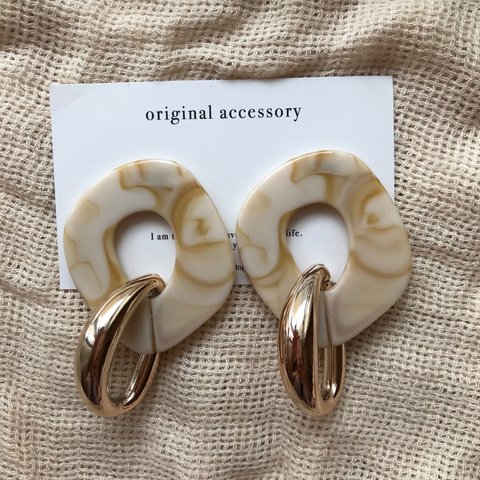 beige ピアス　アクリル　チェーン　シンプル　ハンドメイド　　大ぶり　イヤリング