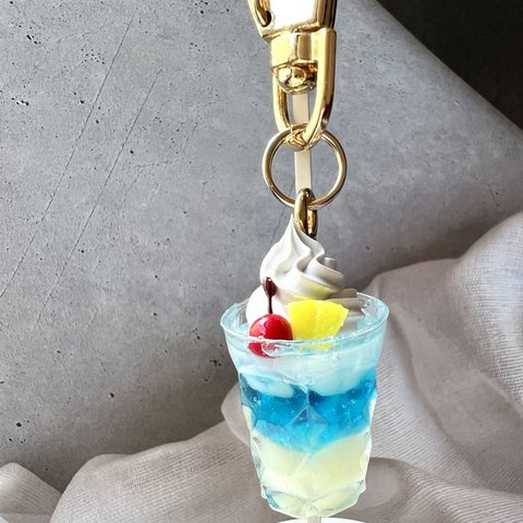 【クリームソーダ】ブルー　トロピカルソーダ　キーホルダー　昭和レトロ　ミニチュア