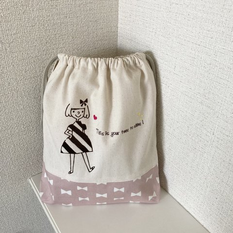 アイロンプリント巾着袋　Mサイズ (生成り×ローズピンクリボン)ワンピースの女の子