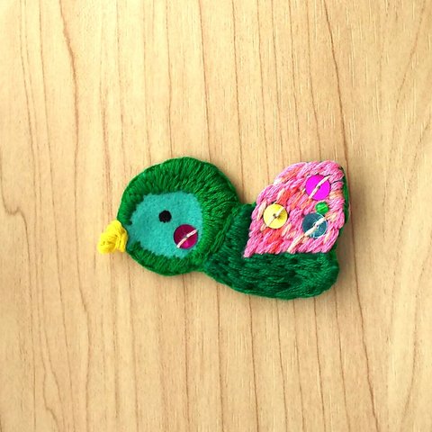 ことりちゃんの刺繍ブローチ(緑とピンク)