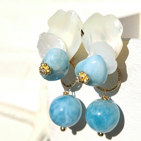 Sold out!! ♡1点モノ♡海辺に舞う海の花びらの耳飾り♡（14kgf）−色が濃く美しいハイクオリティ丸玉ラリマー&可愛いラリマービーズ&シェルの花びらのピアスorイヤリング-