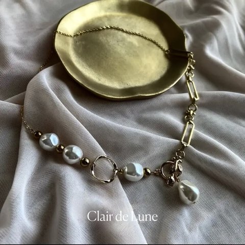 Tulip mantel pearl necklace