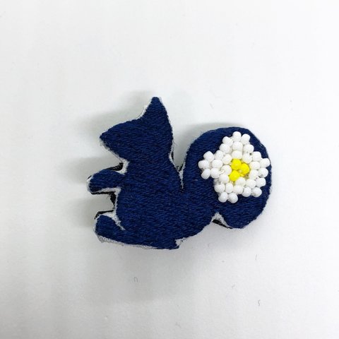 リスの刺繍ブローチ