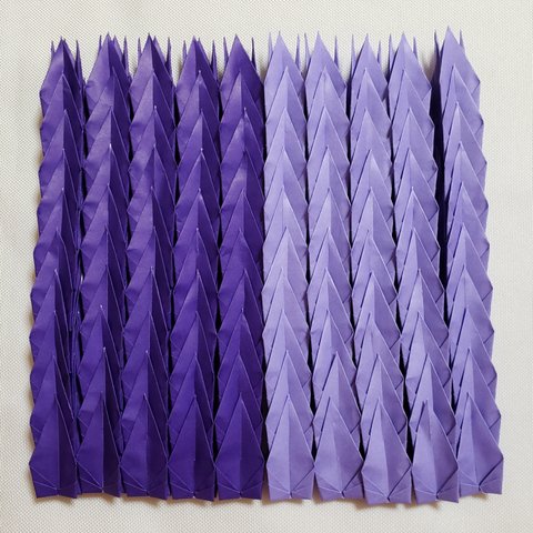紫色、うす紫色の折り鶴100羽
