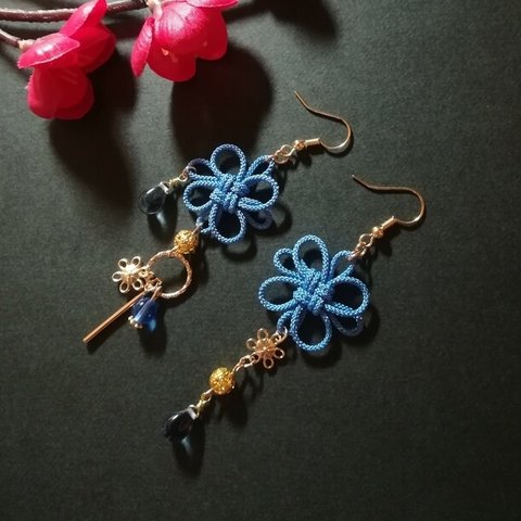 飾り結びとお花のピアス(イヤリング)（薄青）【チャイナ】【アジアン】【中華風】【華ロリ】【和ロリ】【卒業式】【着物】【袴】【成人式】【浴衣】【和風】