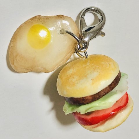 ミニチュアハンバーガー(目玉焼き付き)のキーホルダー1つ 360円