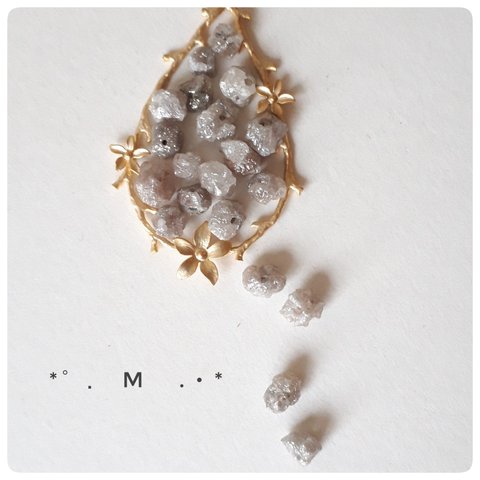 ∴天然石ビーズ∵ 高品質ライトグレーダイヤモンド　ラフタンブルM