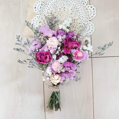 バラとと彩り小花のピンク系ドライフラワースワッグ 花束 ブーケ