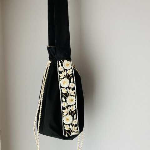 インド刺繍バック　ショルダーバッグ　丸底巾着　シンプルな黒バック　お花のインド刺繍