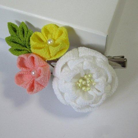つまみ細工　白いお花と小花の髪飾り　(2wayクリップ)