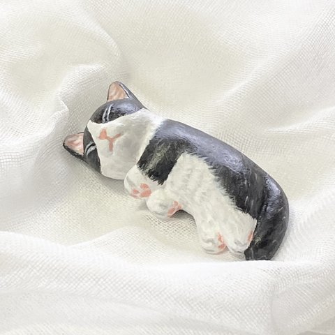 爆睡猫の置物(白黒ハチワレ猫)