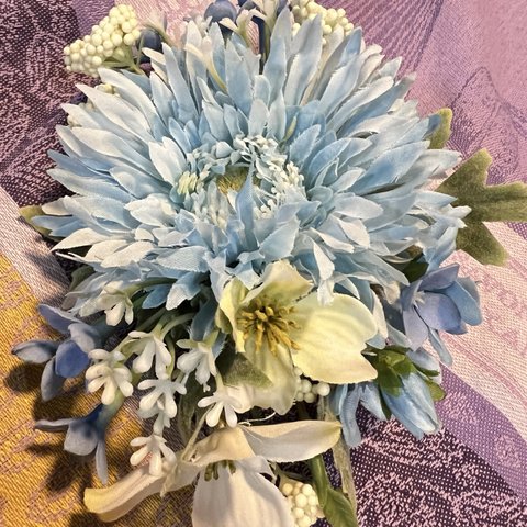 青いガーベラの花飾り