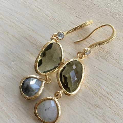 《期間限定8月末まで》 ¥2.800→¥1.400   アンティーク調 olive green glass&lablradraid stone pierced earrings