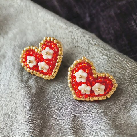 [ビーズ刺繍]キラキラハートのピアス(レッド)