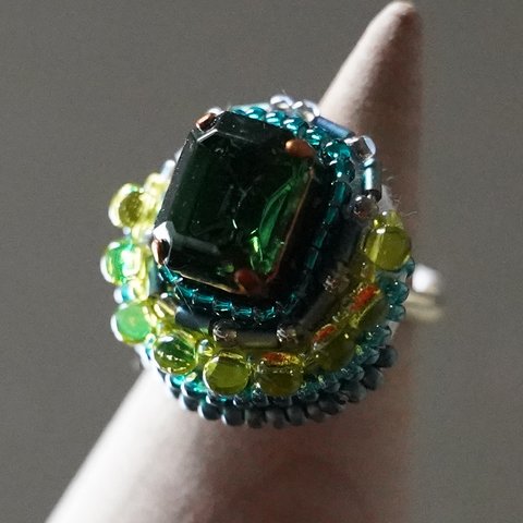 おしゃべりな指輪93 フリーサイズ　ビーズ刺繍のリング　グリーン