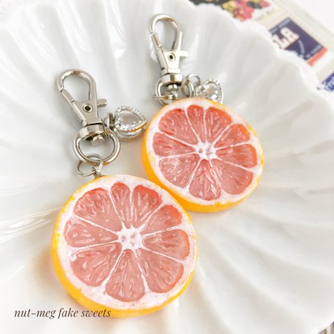 ピンクグレープフルーツのチャーム(ライトピンク)(Grapefruit key chain /スイーツデコ/フェイクスイーツ/フェイクフード/食品サンプル/レジン)