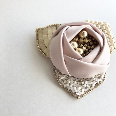 【くすみピンク】ばらのコサージュ/ブローチ/薔薇/くすみピンク×金/オートクチュール刺繍/パール/ビーズ刺繍[23PK01P]