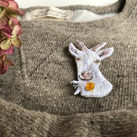 ヤギ刺繍ブローチ