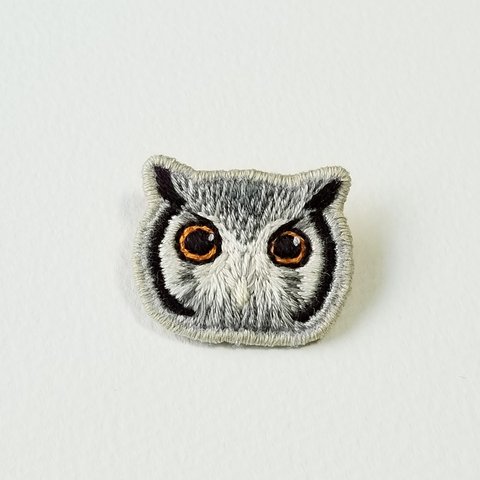 アフリカオオコノハズクの刺繍ブローチ