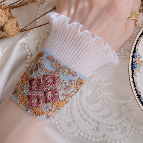 両手首用＊インド刺繍♡昼下がりにお茶会を カフスブレスレット　アイスブルー　