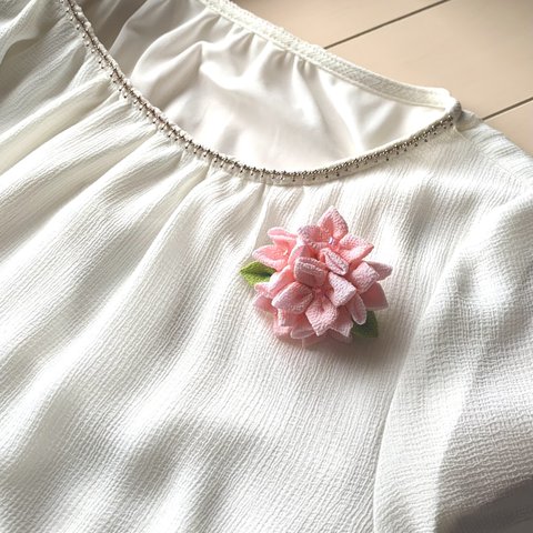 つまみ細工🌿コサージュ／ヘアクリップ　梅雨の紫陽花　ピンク　ぼかし手染め　　