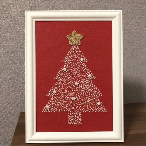 (送料無料)赤と白色　刺繍とビーズのクリスマスツリー 額入り