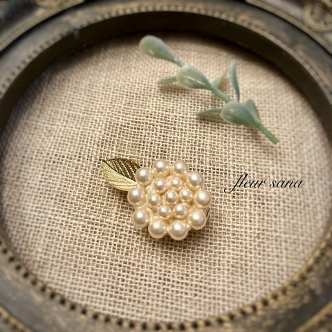 flower motif  シルキーパールとメタルチャームのブローチ  cream・gold
