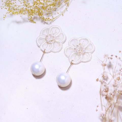 オーガンジー刺繍❁大ぶり花の耳飾り〜ホワイト〜❁