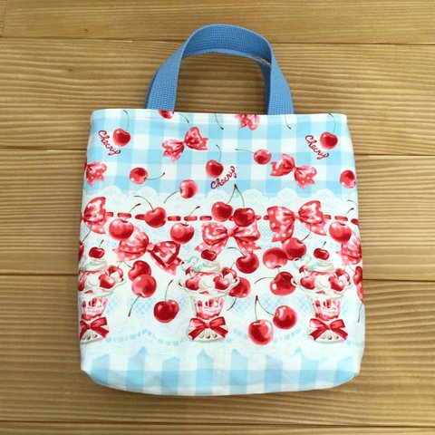 【sale】ミニバッグ　内ポケットつき　チェリー🍒パフェ　水色　裏地キルティング　27×27センチ（マチ５）ミニバッグ　お道具入れ　お道具バッグ　小さめ