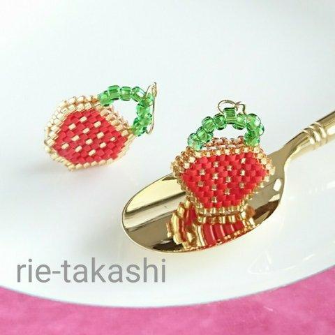 イチゴのミニハンドバッグが揺れるピアス🍓ビーズステッチ