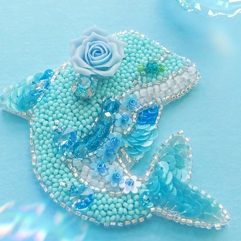 アクアブルー　キラキラビーズ刺繍の🐬イルカブローチ