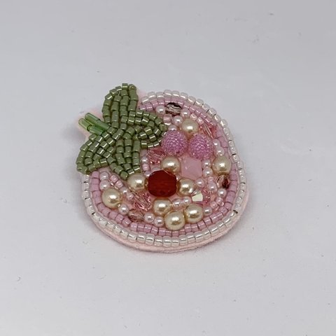 ビーズ刺繍　いちごのブローチ