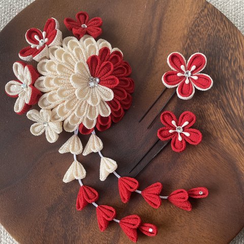 受注製作｟華やか丸菊の髪飾り｠つまみ細工 紅白 赤 成人式