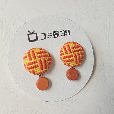 刺繍とウッドビーズのピアス