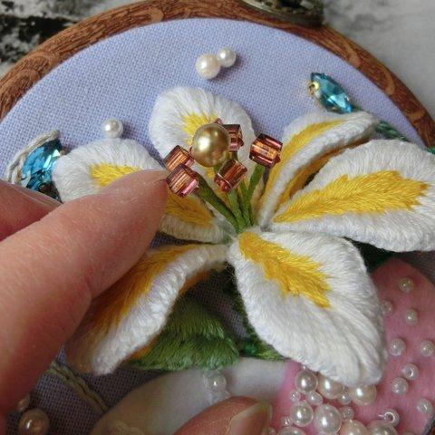 百合の花の壁掛け　　立体刺繡　　手刺繡