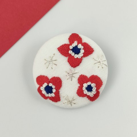 北欧柄の赤い花刺繍ブローチ