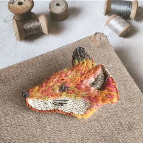 刺繍ブローチ キツネ