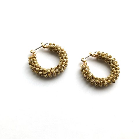  “Luxe”ビーズ　フープチタンピアス【Ecru×gold】