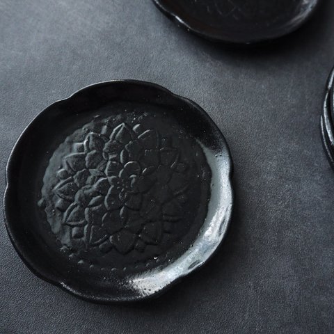 刻花草木紋皿 / 陶器のキャンドルプレート キャンドルトレイ アクセサリートレイ