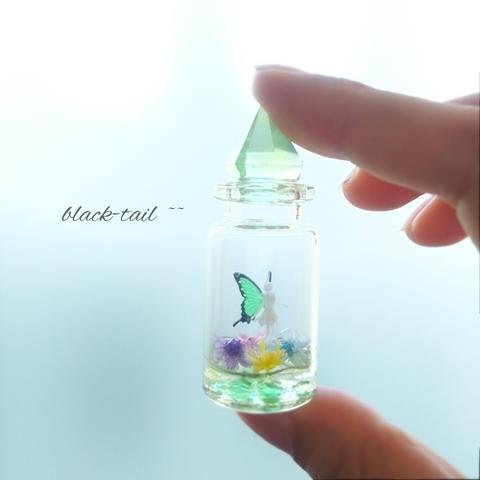 ＊小瓶の中のお花畑 妖精＊魔法の小瓶  ～蝶の羽 グリーン