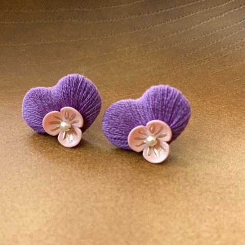 たったひとつのビオラのピアス　立体刺繍×異質感MIX lavender×pink