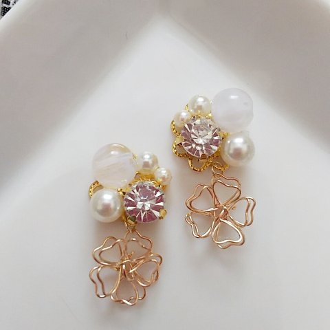 桜の揺れるビジューピアス