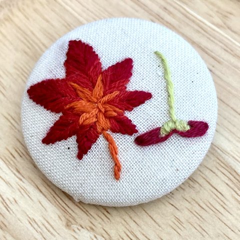 紅葉と紅葉の種の刺繍ブローチ