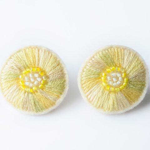 ＜Stella " Sis " ～遊び好きの星～＞刺繍ピアス◎lemon/レモンの香色◎２way★ロングポスト/アレルギー対応変更可能