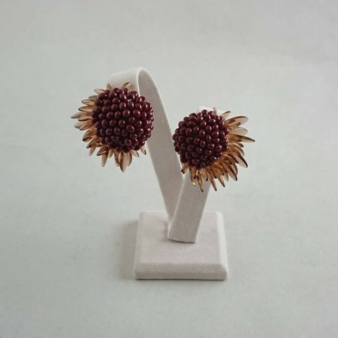 チョコブラウンの花のイヤリング