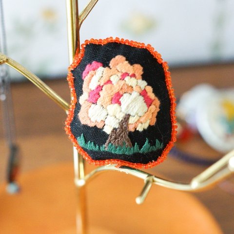 刺繍ブローチ　蛍火の木