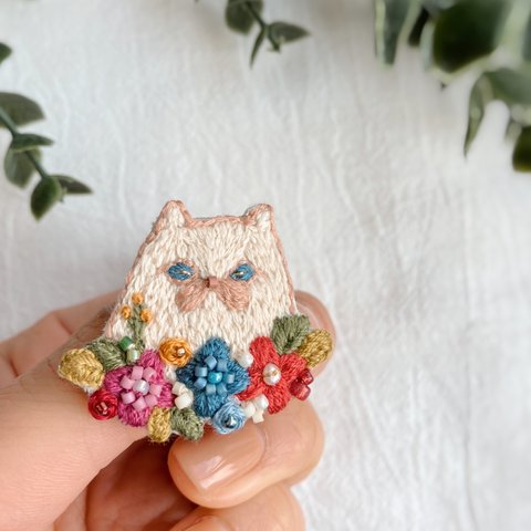 猫とお花刺繍ブローチ･レトロフラワー
