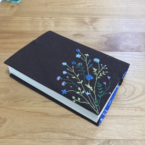 春の花束のブックカバー片面刺繍（青）